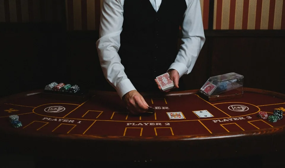 21 + 3 Side Bet in Blackjack: How It Works & When to Use It